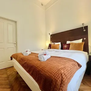 elizabeths-treasure-deluxe.inbudapesthotels.com/